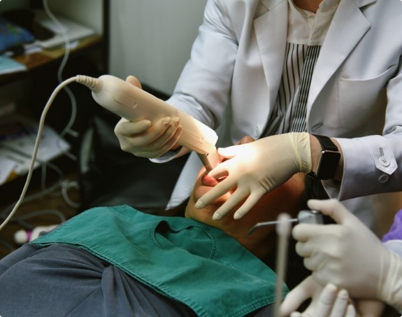 Dentist using cavity detection system